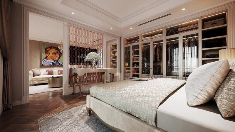 Bàn gỗ tân cổ điển kết hợp vách ngăn trang trí mạ vàng tạo nên không gian sang trọng, đẳng cấp cho phòng ngủ master cao cấp. Thiết kế nội thất