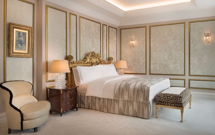 Giường ngủ khách sạn cổ điển